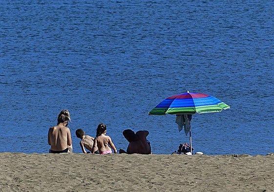 Foto de archivo de una familia en la playa de Las Alcaravaneras.