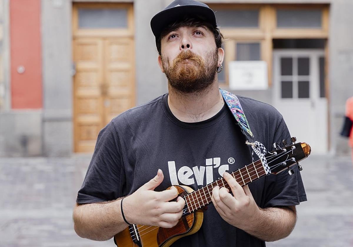 Hirahi Afonso, con su timple, antes de comenzar la entrevista.
