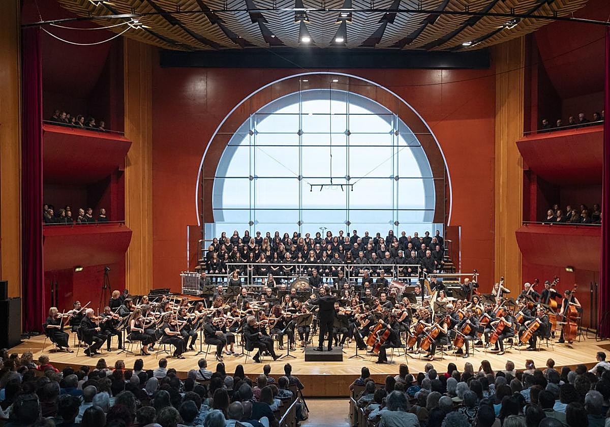 La OCGC y su coro, en el Auditorio Alfredo Kraus.