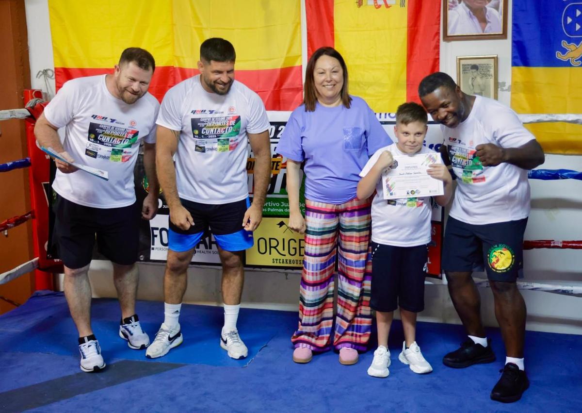 Imagen secundaria 1 - Emocionante y exitosa clausura del Campus de Iniciación a los Deportes de Contacto