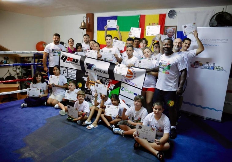 Imagen del grupo de alumnos y técnicos con sus diplomas.