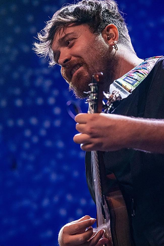 Hirahi Afonso, hace unos días, tocando en Galicia junto a Sés.