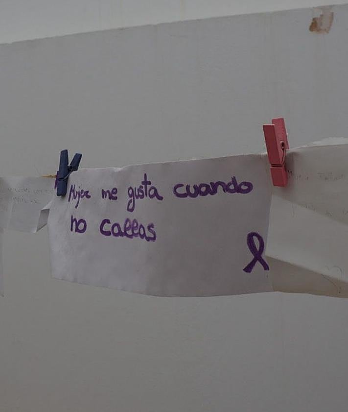 Imagen secundaria 2 - En la imagen superior, Idaira Alemán, responsable del Centro Lugo. Abajo, personal del dispositivo de Cáritas y un mensaje de la ciudadanía a las mujeres atendidas.