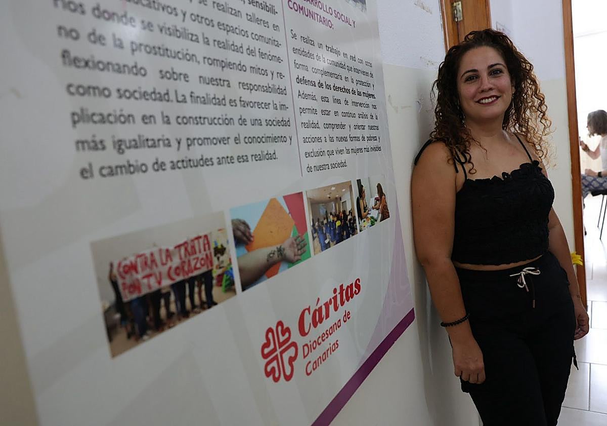 Imagen principal - En la imagen superior, Idaira Alemán, responsable del Centro Lugo. Abajo, personal del dispositivo de Cáritas y un mensaje de la ciudadanía a las mujeres atendidas.
