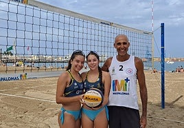 Olga y Alicia Romero Postigo posan con su entrenador Pablo Bautista Pérez en la Playa de Las Alcaravaneras.