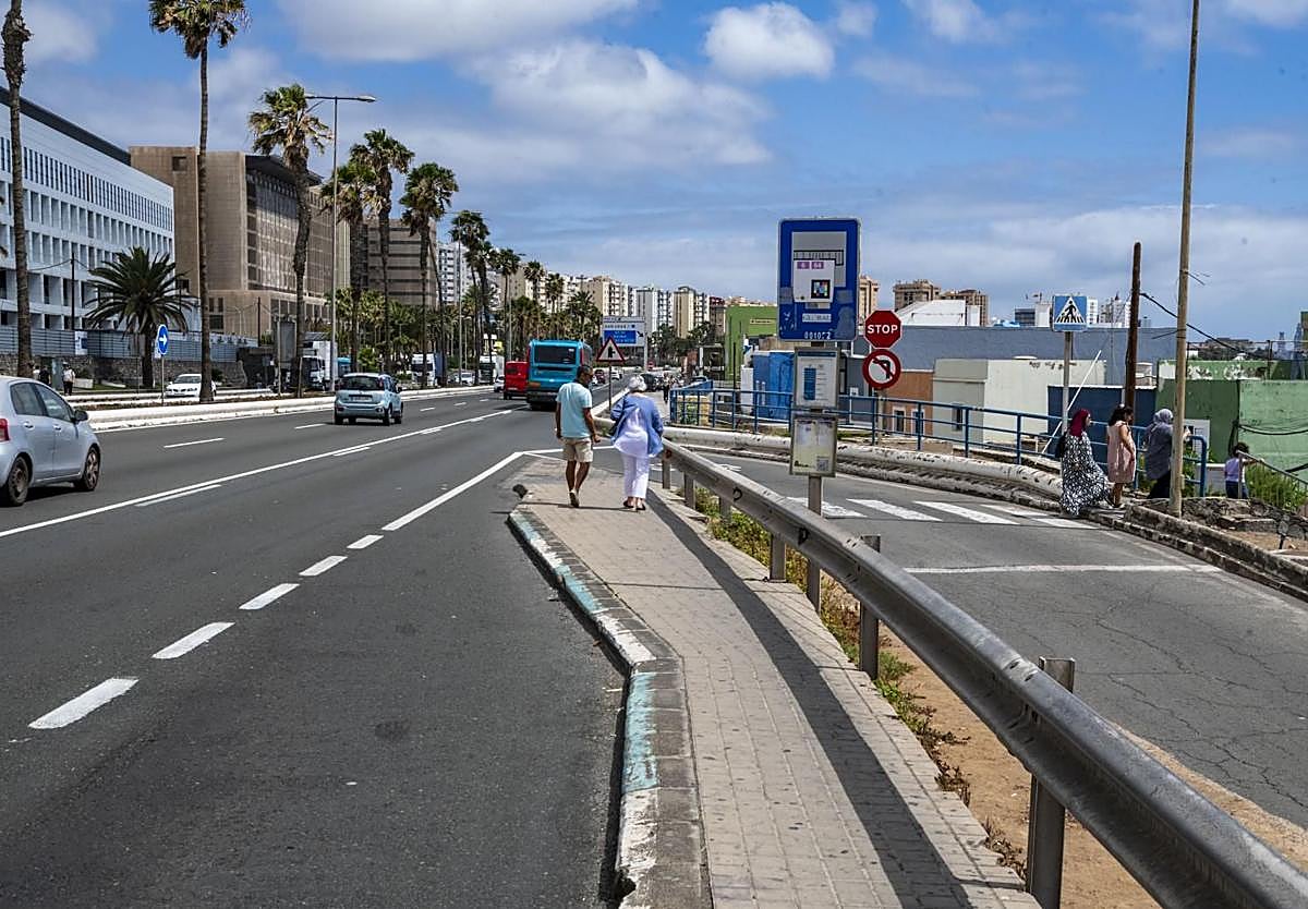 Imagen secundaria 1 - Los vecinos señalan que muchas personas que acuden a la zona hospitalaria usan esta parada..