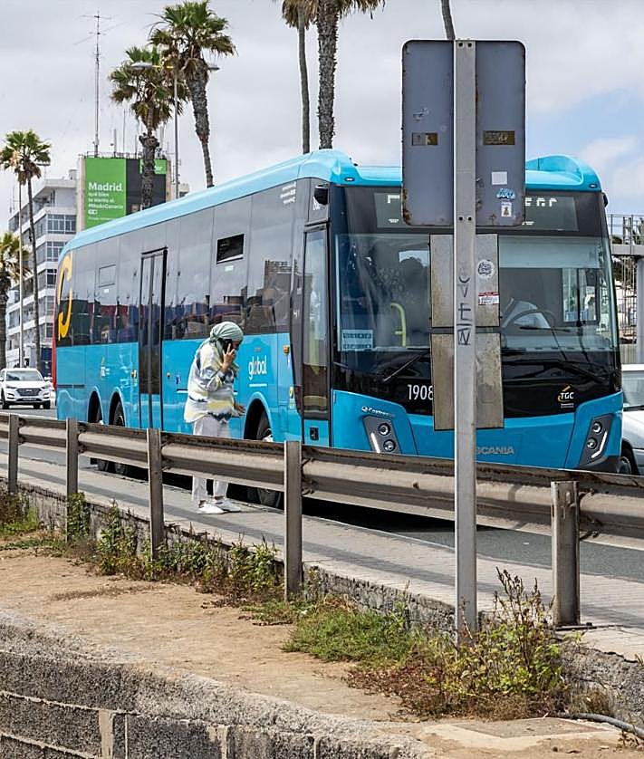 Imagen secundaria 2 - Los vecinos señalan que muchas personas que acuden a la zona hospitalaria usan esta parada..