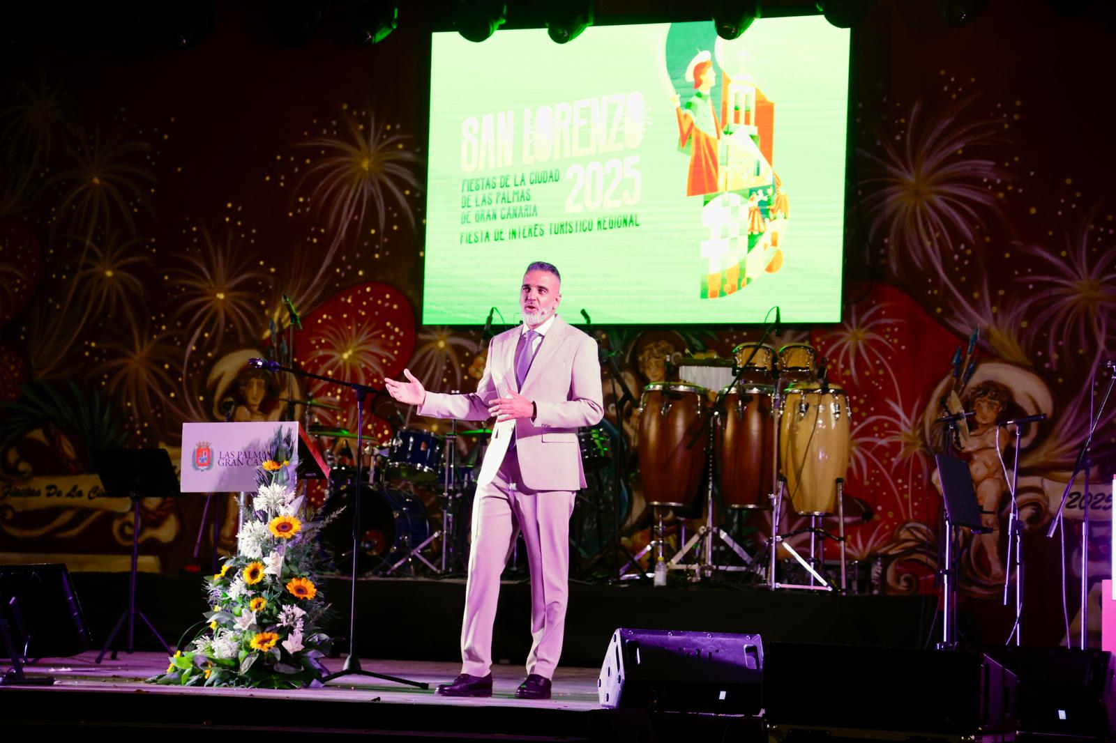 Imágenes de la lectura del pregón en la plaza de San Lorenzo