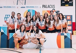 Silvia Bautista -en el centro de la imagen- celebra el éxito deportivo.
