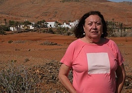 La historiadora, con el santuario de la Peña y Vega de Río Palmas al fondo, donde el jueves, 18 de de septiembre, leerá el pregón que abre los actos de las fiestas de la patrona de Fuerteventura.