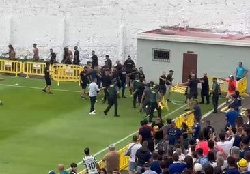 Altercados entre aficionados del CD Tenerife y la UD Las Palmas antes del inicio del partido