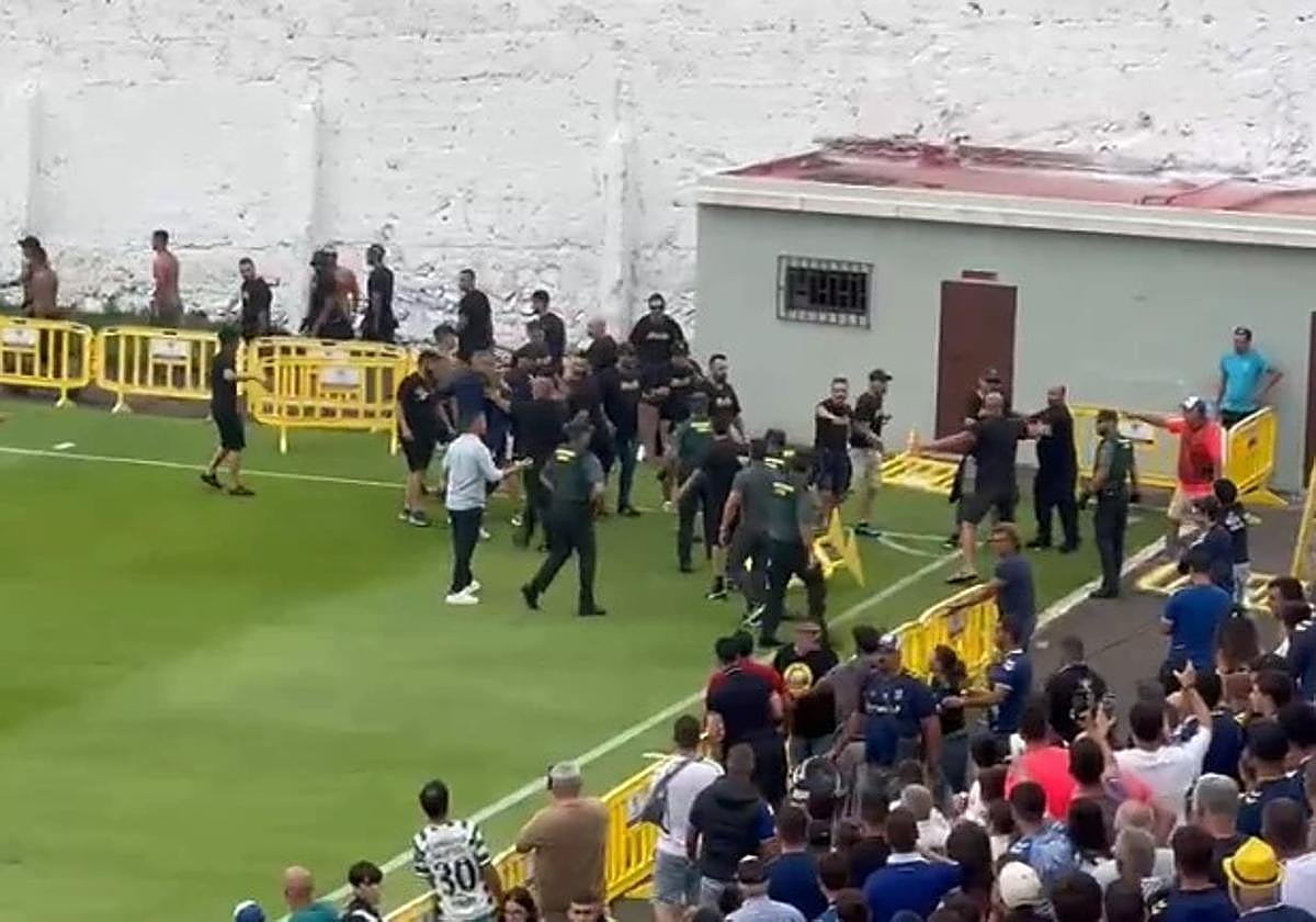 Altercado entre ambas aficiones.