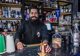 Guillermo con el cóctel elaborado con tentáculos de pulpo macerados en pisco.