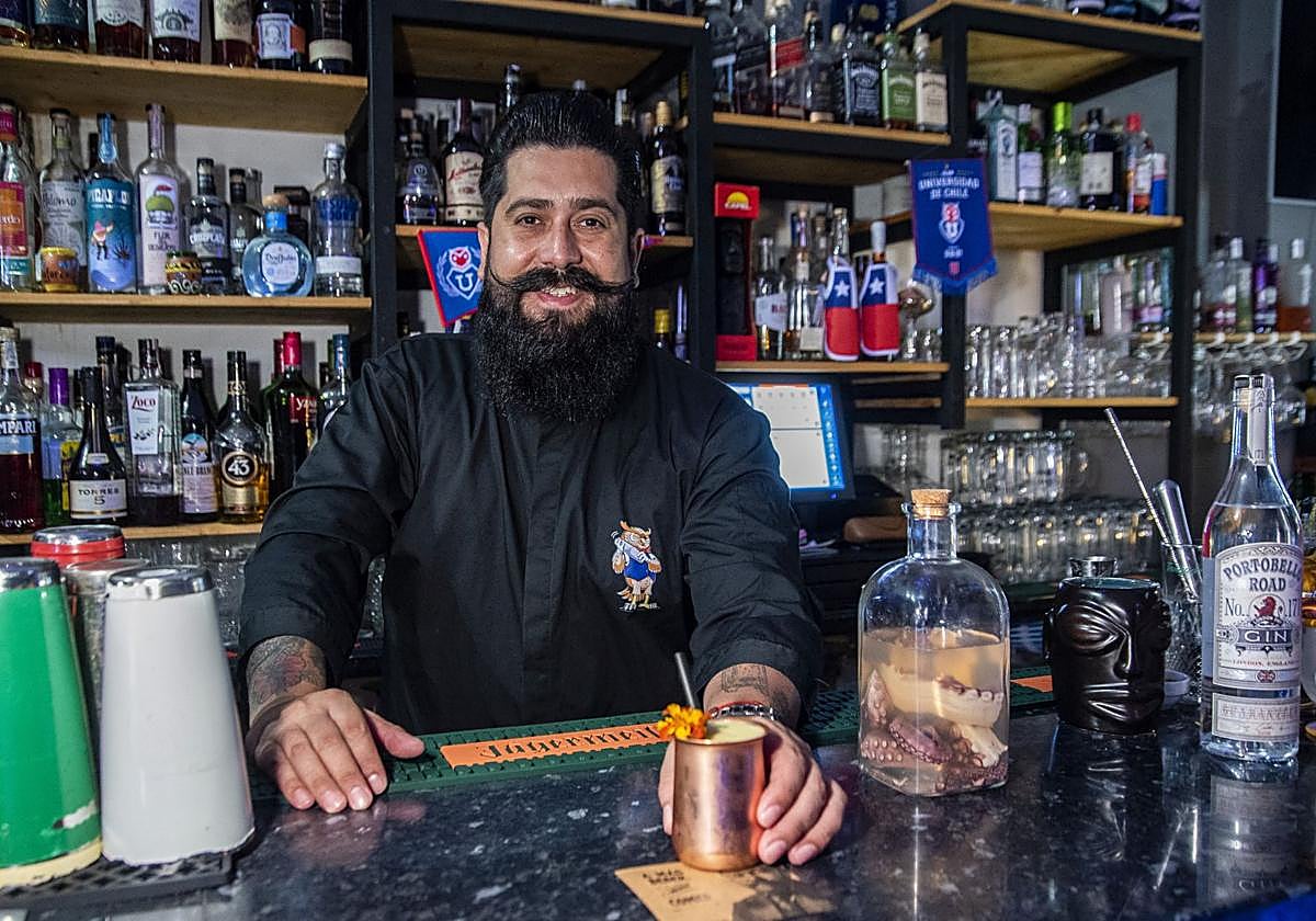 Guillermo con el cóctel elaborado con tentáculos de pulpo macerados en pisco.