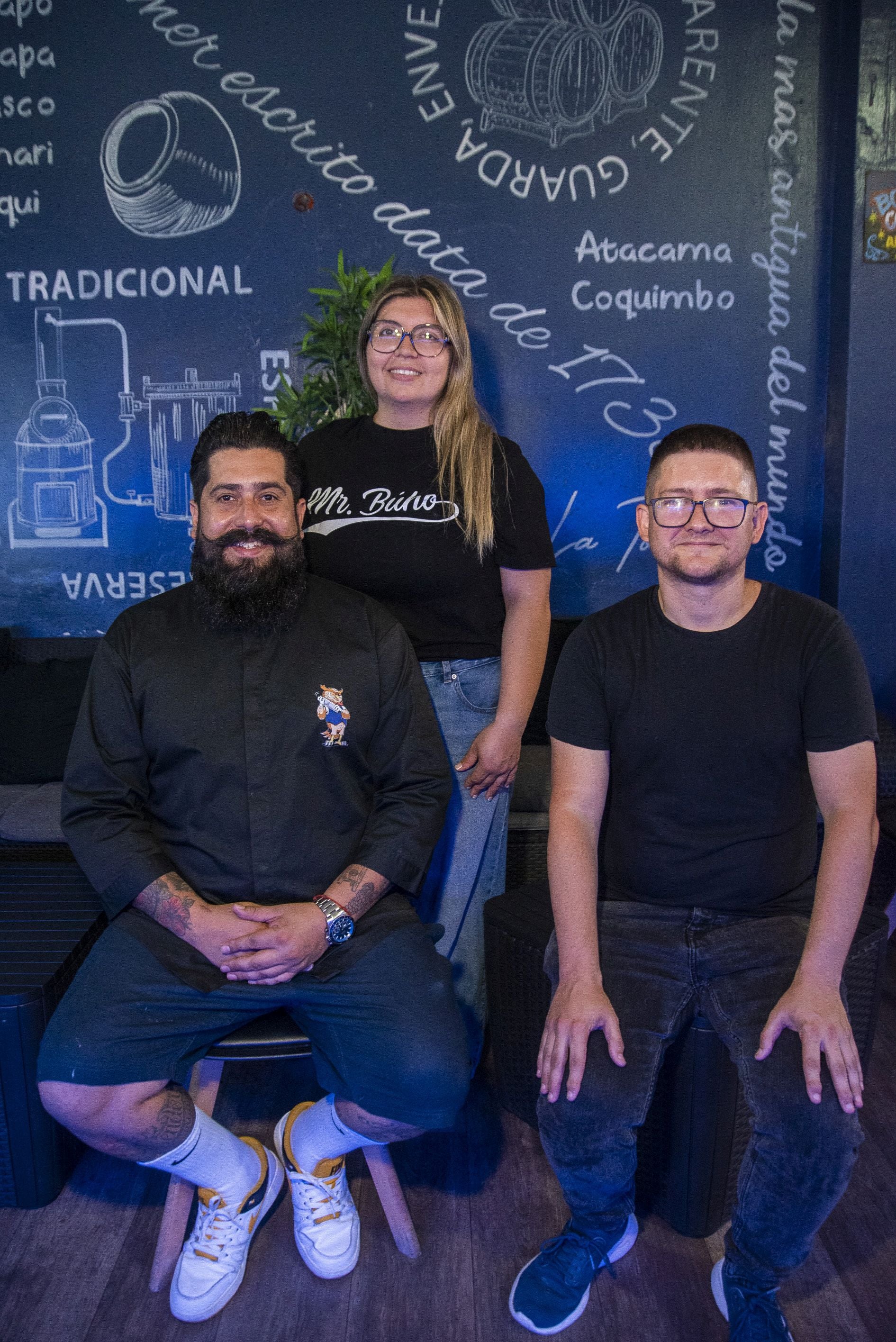 Imagen secundaria 2 - Arriba, cóctel Km0 y una de las variedades de churrasco. Debajo, Guillermo, Camila y Aaron, uno de los trabajadores del local.