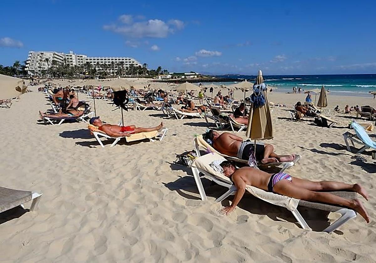 Turistas en la playa de Corralejo.