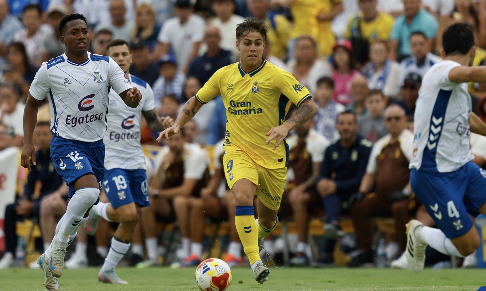 Recoba conduce la pelota en el Trofeo Teide ante el Tenerife.