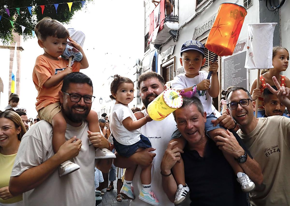 Imagen secundaria 1 - Distintos momentos de la Retreta Infantil celebrada este sábado en Agaete. 