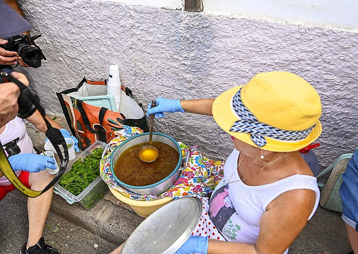Imagen secundaria 1 - El caldo de Silvana, la promesa que se convirtió en tradición