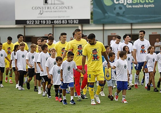 Álex Suárez, encabezando como capitán, la salida de la UD al césped de Los Cuartos el pasado sábado.