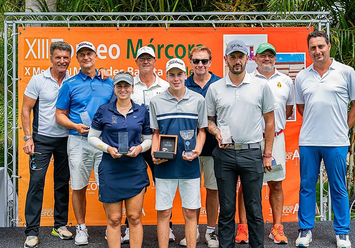 Los jugadores premiados, con el patrocinador y el organizador.