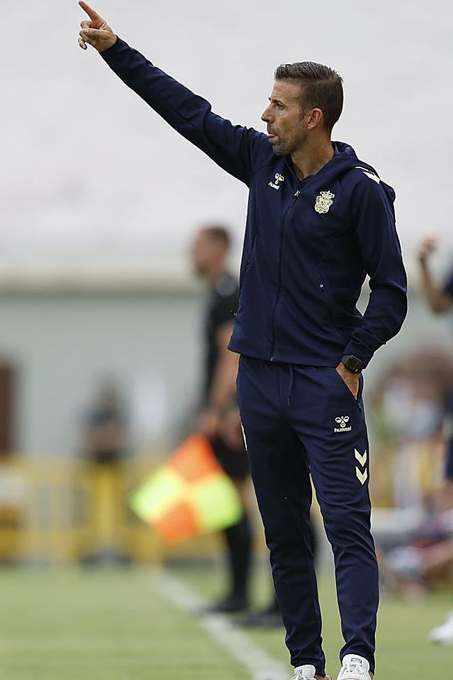 Luis García, dando instrucciones a sus hombres en el derbi.