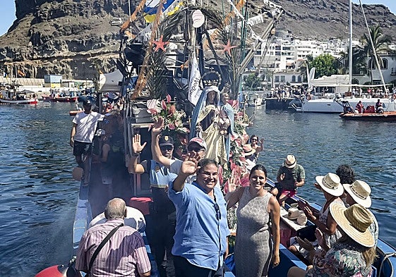 Mencey Navarro y Tania Alonso, en la embarcación junto a la Virgen del Carmen de Playa de Mogán.