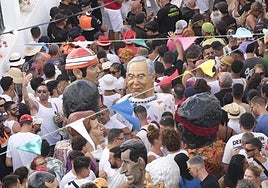 La plaza llena de gente para la Rama en Agaete.