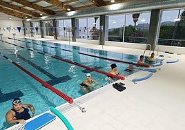 Primeros usuarios de la piscina municipal de Teror tras su reapertura.