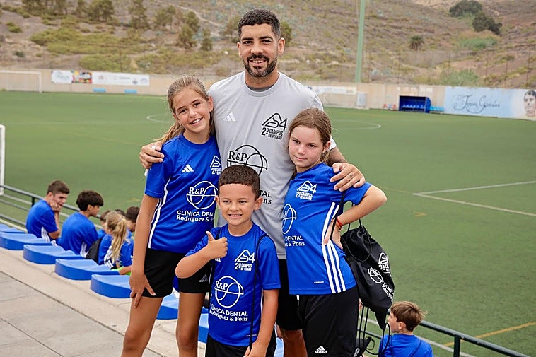 Álex Suárez junto a algunos niños/as participantes en el Campus