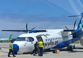 Imagen del morro del avión desplomado sobre la pista.
