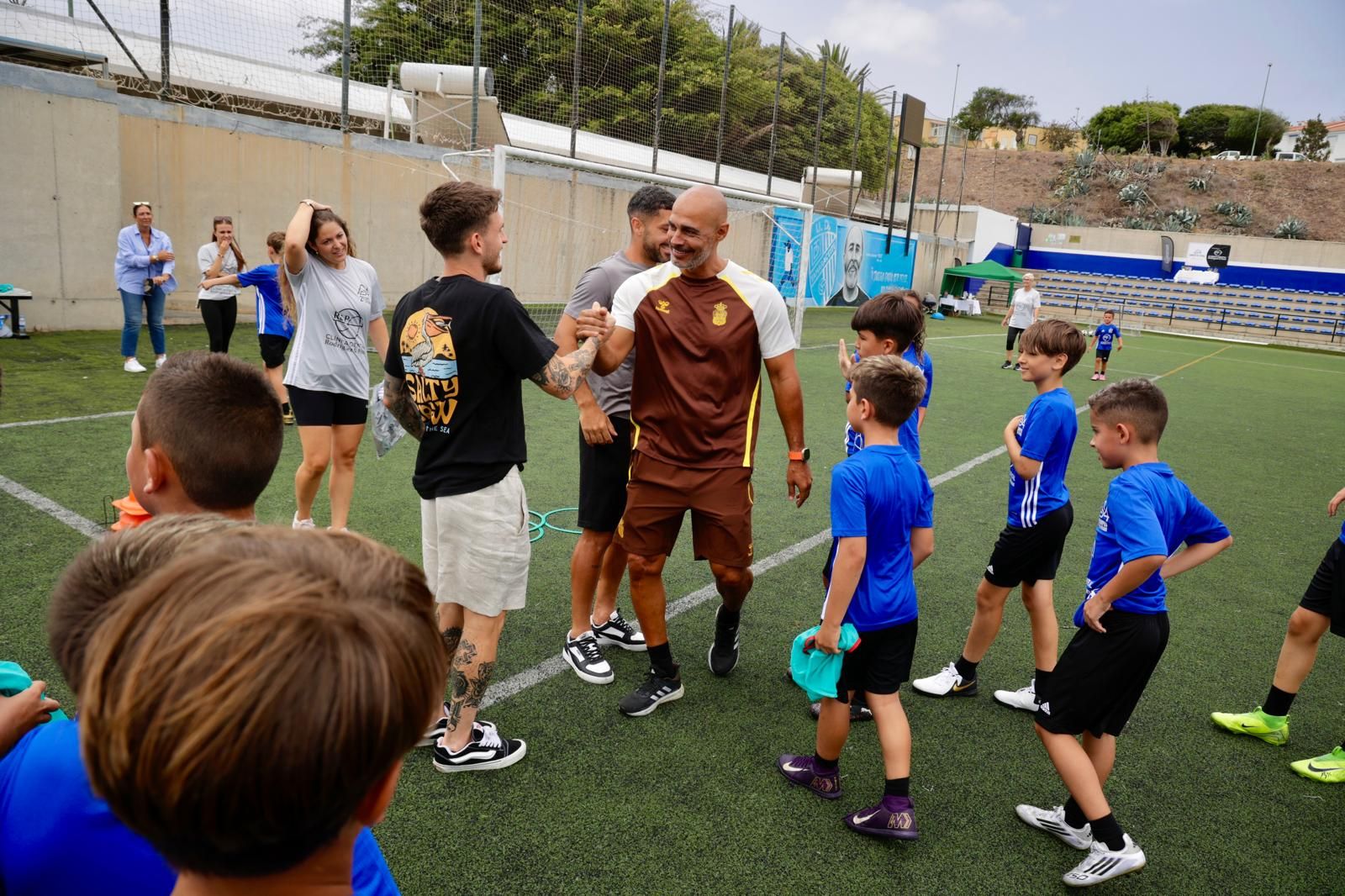 Las imágenes de Alex Suárez, en su campus con los niños