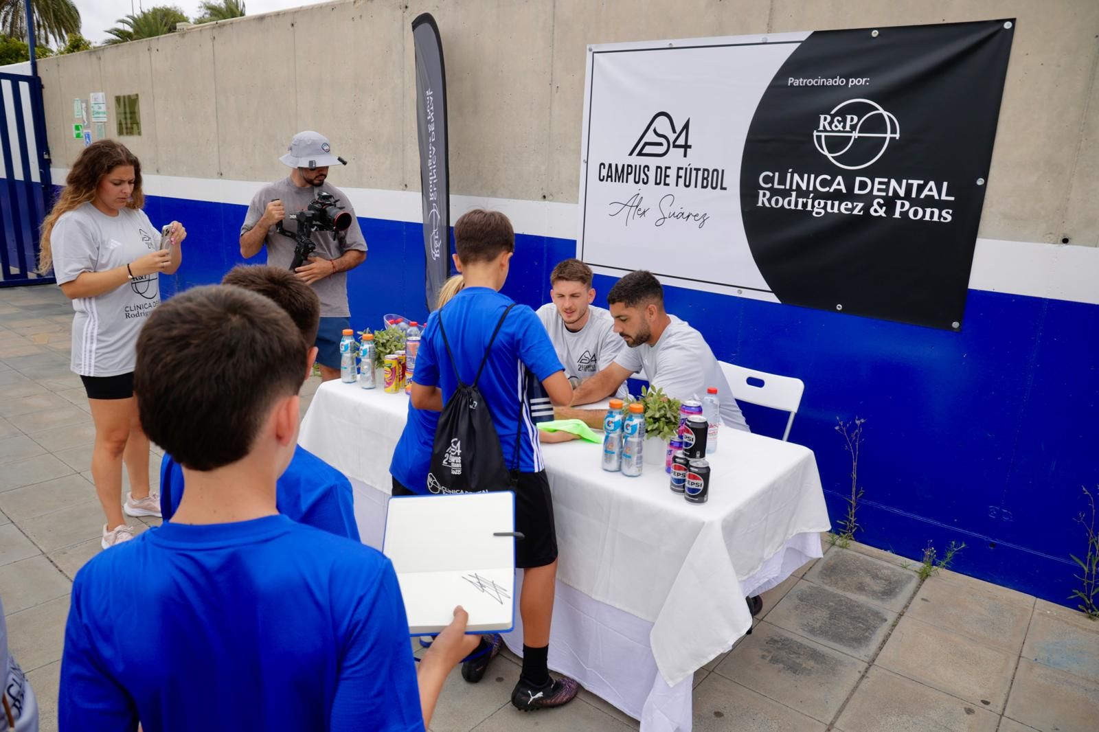 Las imágenes de Alex Suárez, en su campus con los niños
