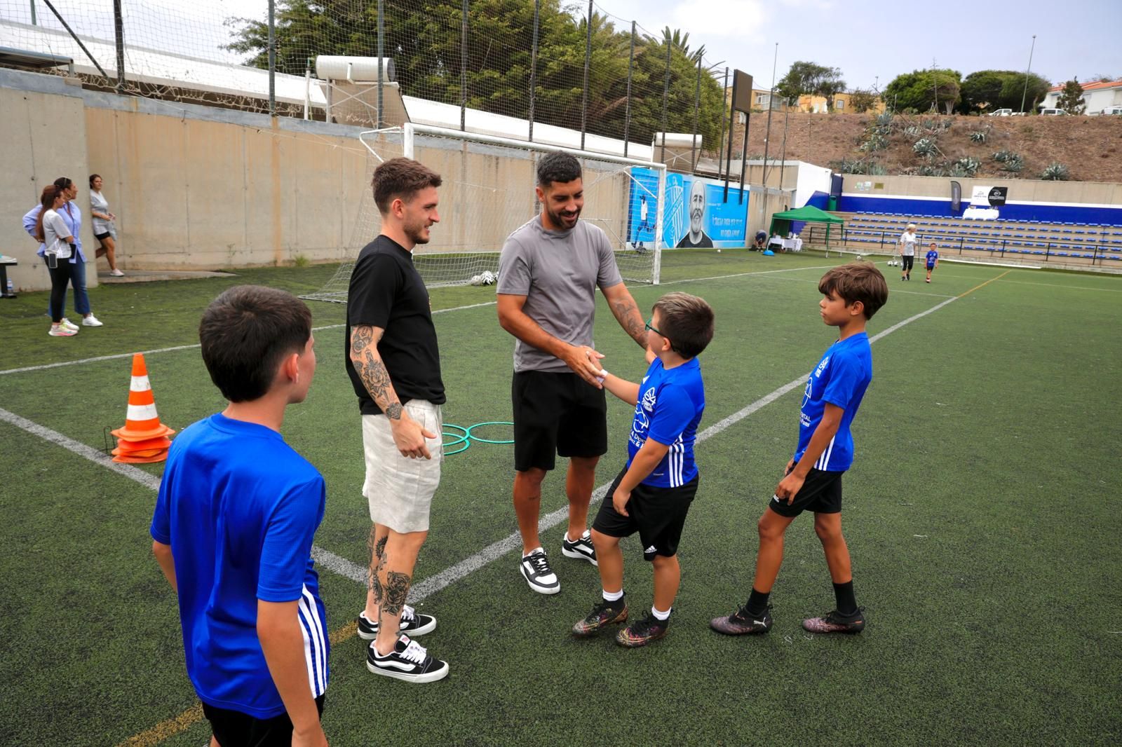 Las imágenes de Alex Suárez, en su campus con los niños