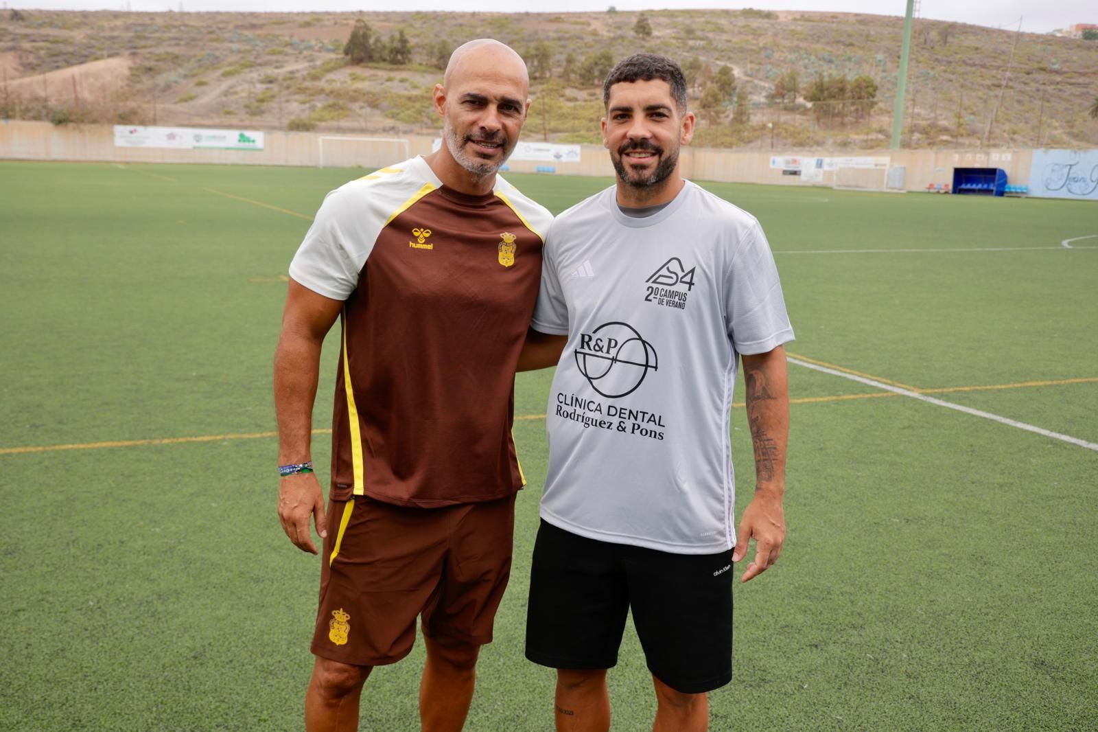 Las imágenes de Alex Suárez, en su campus con los niños