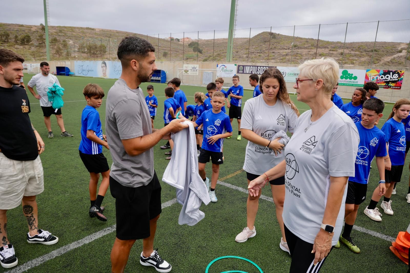 Las imágenes de Alex Suárez, en su campus con los niños