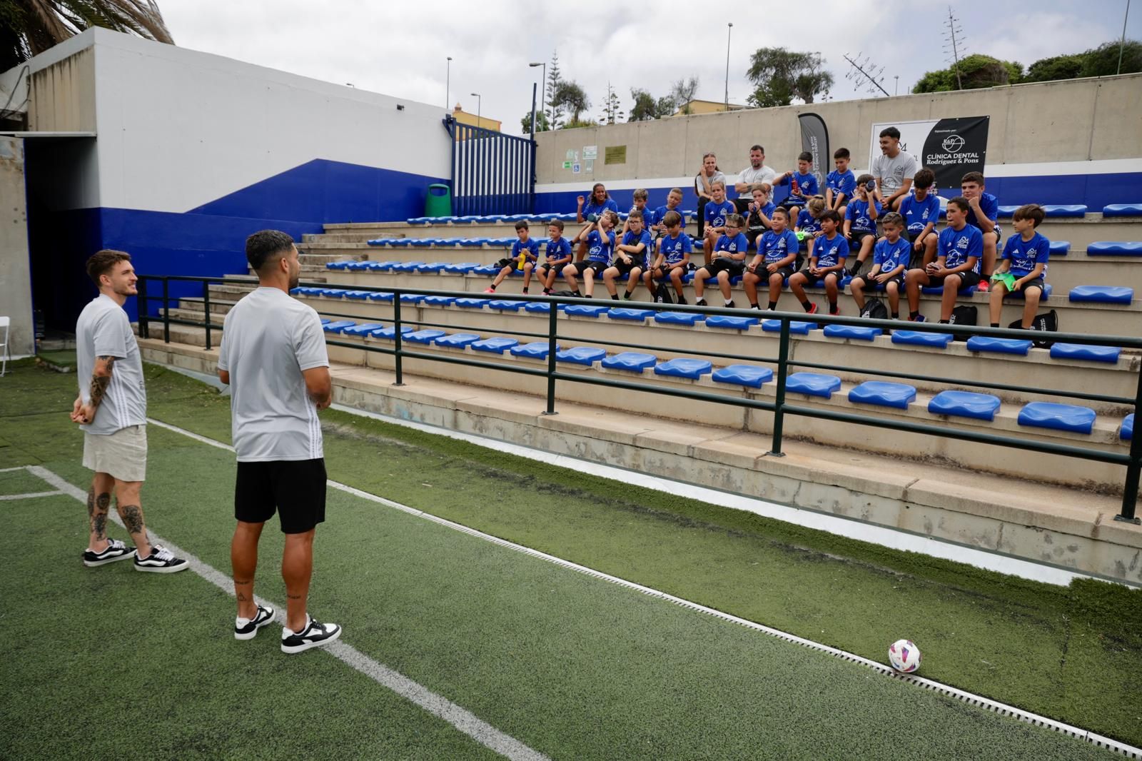 Las imágenes de Alex Suárez, en su campus con los niños