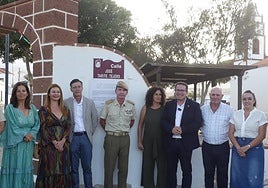 El alcalde David de Vera, el concejal Juan Manuel Verdugo y otros representantes municipales, con miembros de la asociación de vecinos Vega de Tetir San Andrés, tras el descubrimiento de la placa de centenario de la fusión histórica.