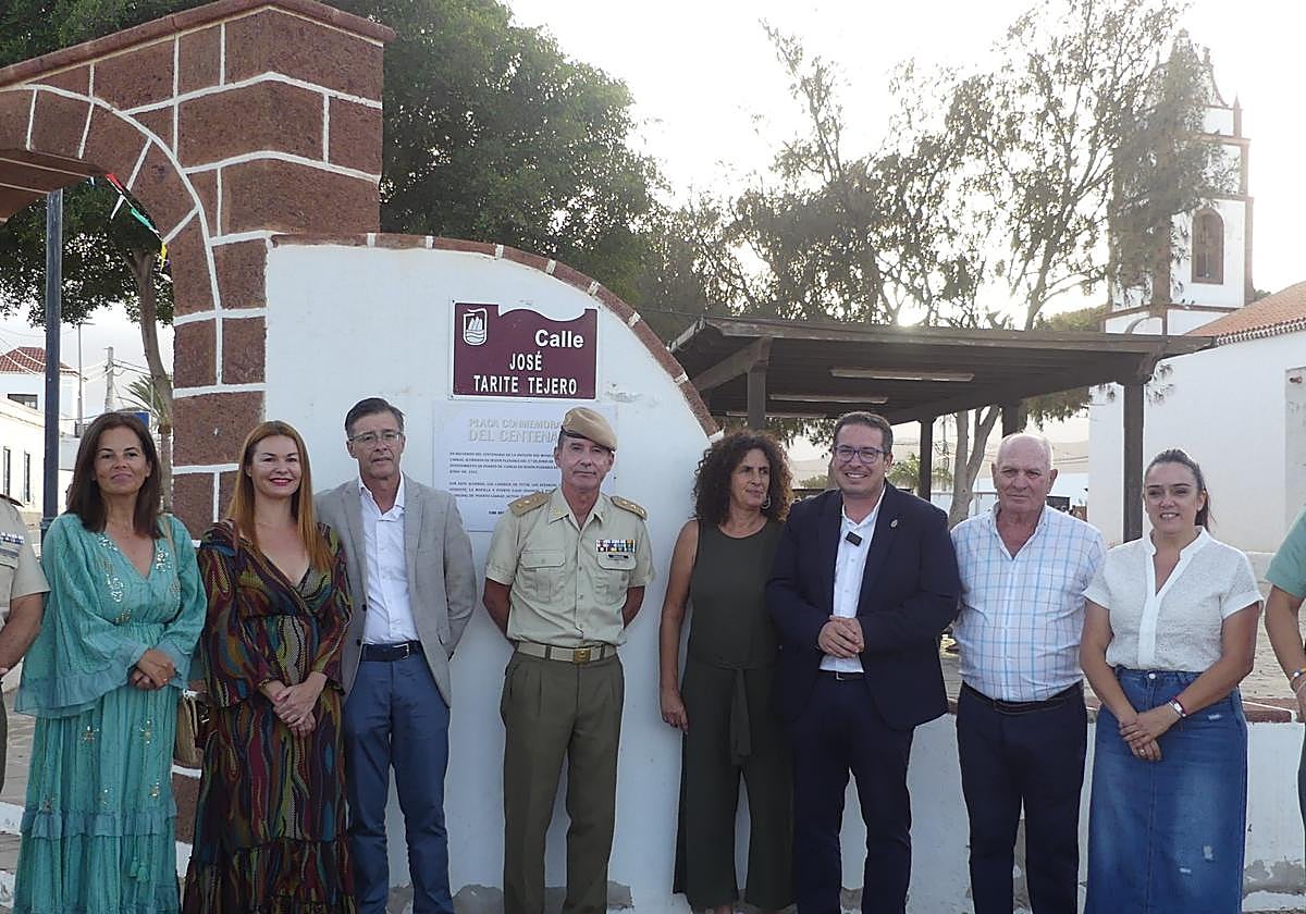 El alcalde David de Vera, el concejal Juan Manuel Verdugo y otros representantes municipales, con miembros de la asociación de vecinos Vega de Tetir San Andrés, tras el descubrimiento de la placa de centenario de la fusión histórica.