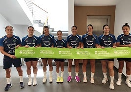 Jugadoras del Rocasa, etse lunes en las dependencias sanitarias.