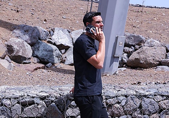 Vicente Gómez atiende una llamada en Barranco Seco.