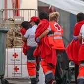 Traslado de menores llegados a Arguineguín la noche del lunes tras ser rescatado por Salvamento Marítimo el cayuco en el que viajaban.