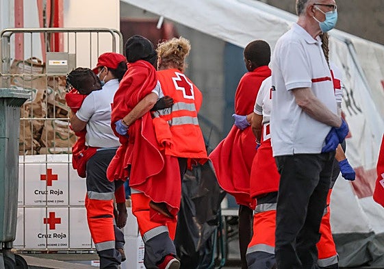 Traslado de menores llegados a Arguineguín la noche del lunes tras ser rescatado por Salvamento Marítimo el cayuco en el que viajaban.