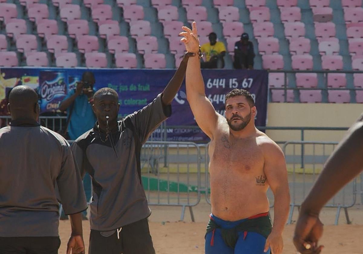 Imagen principal - La lucha canaria conquista Dakar en un histórico encuentro cultural y deportivo