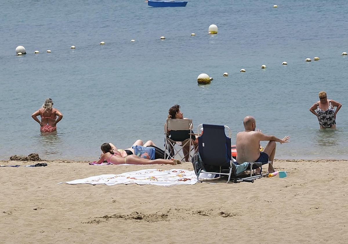 Bañistas sofocan las altas temperaturas en la playa de Las Canteras.