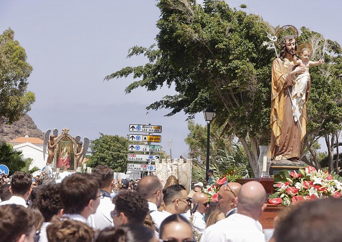 Imagen secundaria 1 - La procesión del Encuentro genera emoción en Agaete