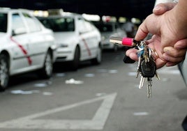 Taxista sujetando las llaves de su coche