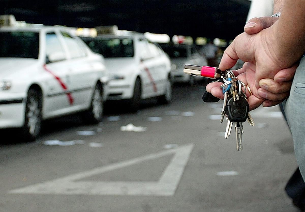 Taxista sujetando las llaves de su coche