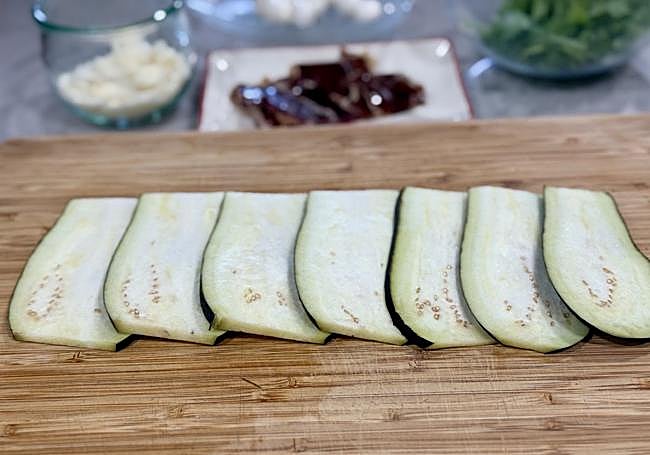 Cortamos las berenjenas en láminas de medio centímetro