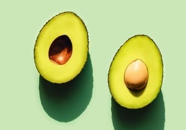 Una pieza de aguacate partida en dos.